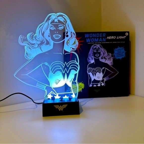 Wonder Woman light and comic bundle - Picture 1 of 9
